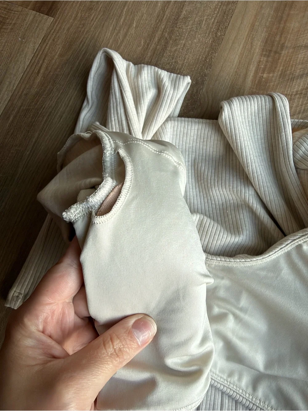 ALO Sand Ribbed Long Sleeve Crop Top with Built-In Bra 🤎✨
